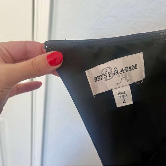 Betsy & Adam One Shoulder Mermaid Gown Size 2 - Picture 9 of 10